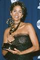 Halle Berry recevant l'Emmy Awards 2000 de la meilleure actrice dans une mini-s&eacute;rie ou t&eacute;l&eacute;film pour sa prestation dans Introducing Dorothy Dundridge (1999).