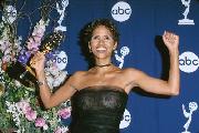 Halle Berry recevant l'Emmy Awards 2000 de la meilleure actrice dans une mini-s&eacute;rie ou t&eacute;l&eacute;film pour sa prestation dans Introducing Dorothy Dundridge (1999).